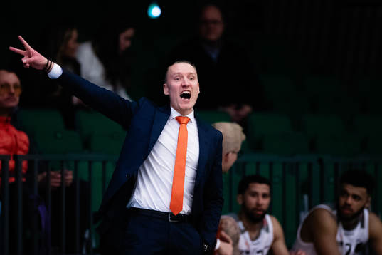 Norrköpings tränare Mikko Riipinen reagerar