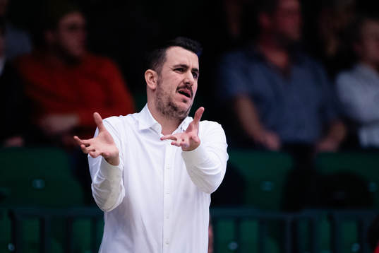 Södertäljes tränare Sergi Brugué Garcia reagerar