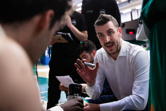 Södertäljes tränare Sergi Brugué Garcia i en timeout