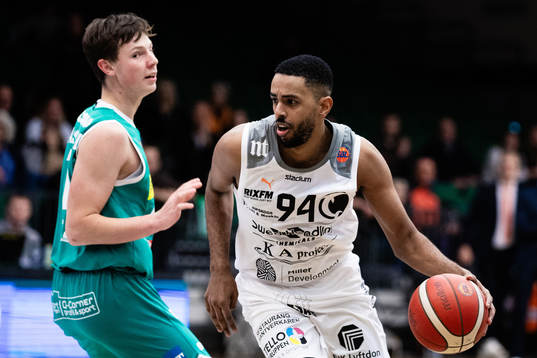 Södertäljes Adam Massarsch och Norrköpings Nathan Dawit