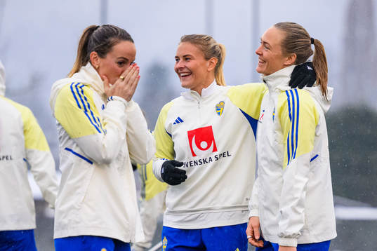 Kosovare Asllani, Amanda Nildén and Magdalena Eriksson