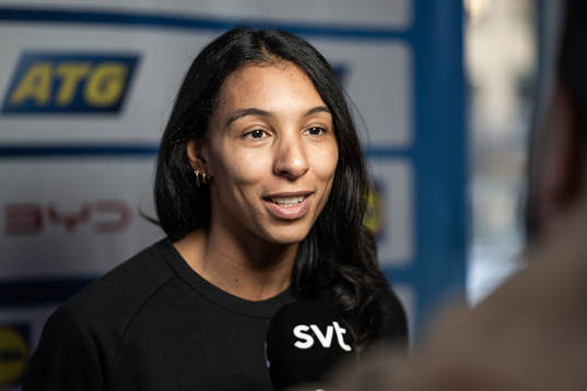 Jamina Roberts at a press event with Sweden