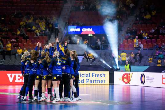 Players of Sweden gather