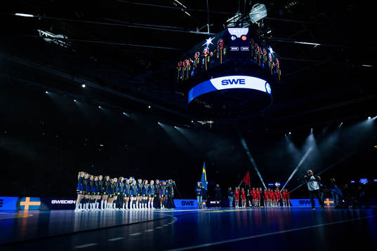 Players of Sweden and of China at lineup
