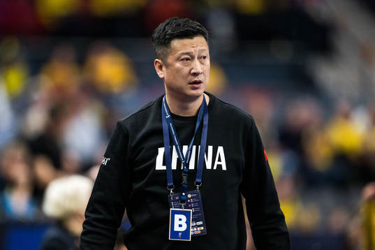 Head coach Zheng Yongli of China