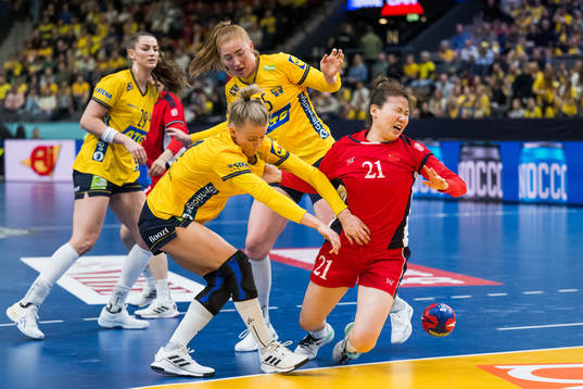 Daniela De Jong and Sofia Hvenfelt of Sweden against Guisi