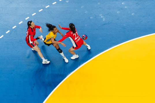 Mengqing Liu and Hongyan Zhuang of China defend against