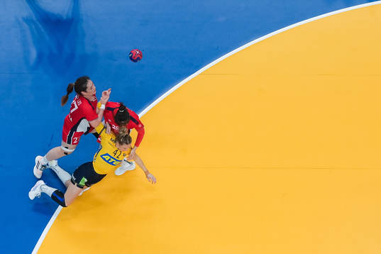 Lei Gong and Hongyan Zhuang of China against Jenny Carlson