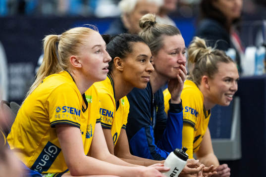 Tyra Axnér, Jamina Roberts, assistant coach Johanna Wiberg