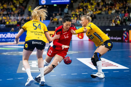 Tyra Axnér and Daniela De Jong of Sweden defend against