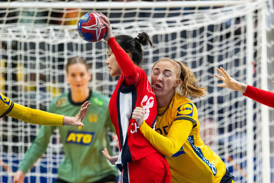 Xuedan Liu of China and Sofia Hvenfelt of Sweden