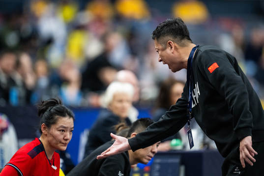 Head coach Zheng Yongli of China reacts towards players
