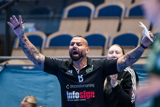 OV Helsingborgs assisterande tränare Zoran Buzdika reagerar