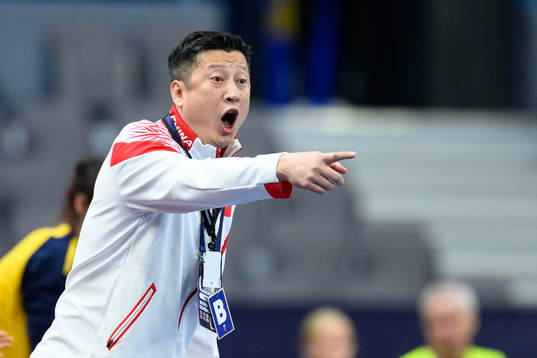 Head coach Zheng Yongli of China