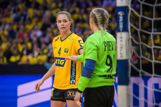 Olivia Mellegård of Sweden and goalkeeper Tea Pijevic of