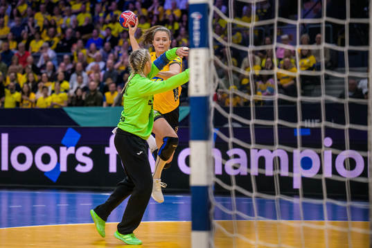 Goalkeeper Tea Pijevic of Croatia and Olivia Mellegård of
