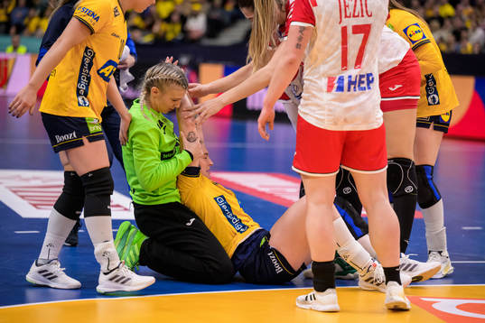 Nina Dano and Nina Koppang in pain of Sweden and goalkeeper