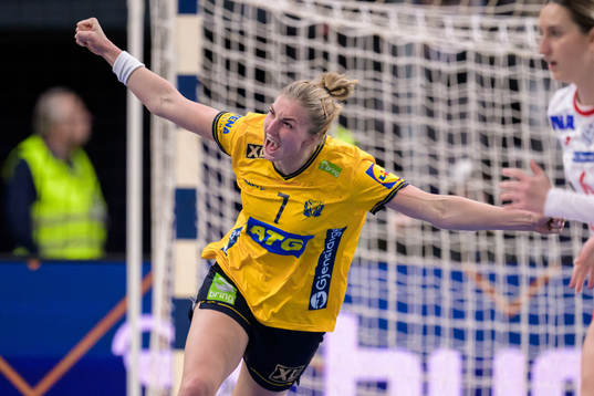Linn Blohm of Sweden celebrating