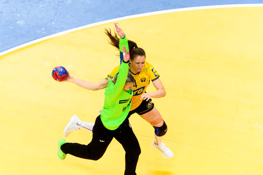 Tea Pijevic of Croatia and Olivia Mellegård of Sweden