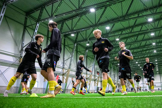 Mjällbys spelare värmer upp innan fotbollsmatchen i