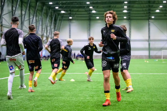 Mjällbys spelare värmer upp innan fotbollsmatchen i