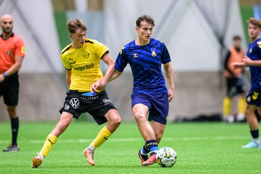 Mjällbys Olle Lindberg och Bröndbys Adam Claridge