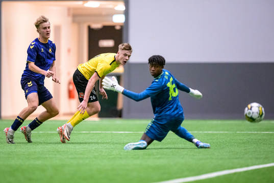 Bröndbys Philip Søndergaard och Mjällbys Lucas Nennesson