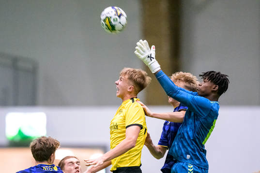 Mjällbys Filip Persson och Bröndbys Mamadou Jalloh