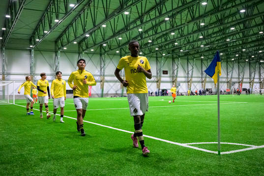 AIKs spelare värmer upp innan fotbollsmatchen i