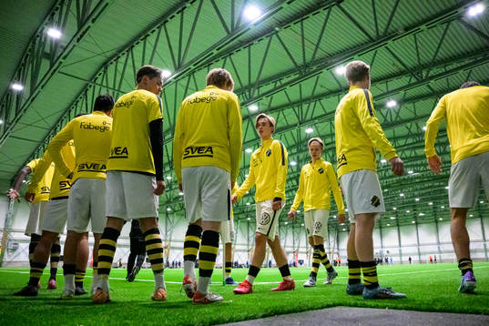 AIKs spelare värmer upp innan fotbollsmatchen i