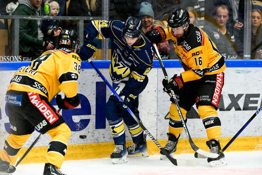 HV71s Oscar Fisker Molgaard och Luleås Niklas Olausson