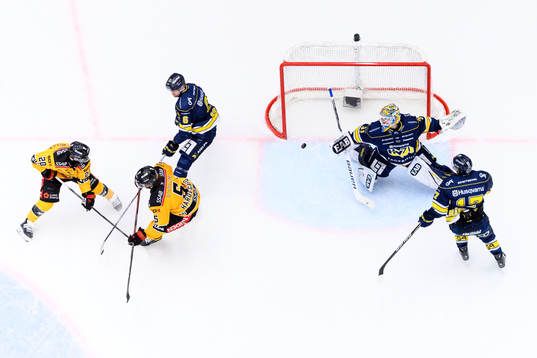 Luleås Jack Connolly gör 3-4 bakom HV71s målvakt Joni