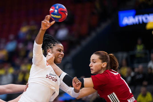 Soukeina Sagna of Senegal and Anna Albek of Hungary
