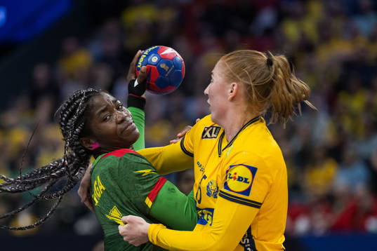 Paola Cyrielle Ebanga Baboga of Cameroon and Sofia Hvenfelt