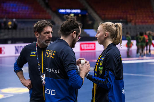 Head coach Tomas Axnér and Tyra Axnér of Sweden