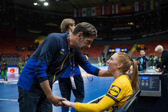Head coach Tomas Axnér and Sofia Hvenfelt of Sweden
