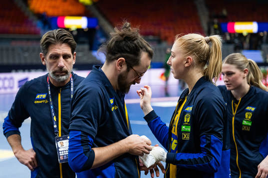 Head coach Tomas Axnér see Tyra Axnér of Sweden get her