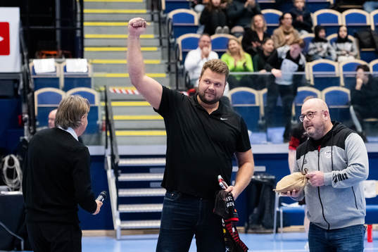 Daniel Ståhl tar emot HK Malmös tröja