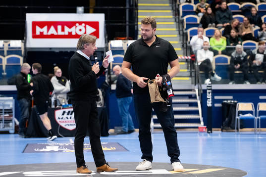 Daniel Ståhl tar emot HK Malmös tröja