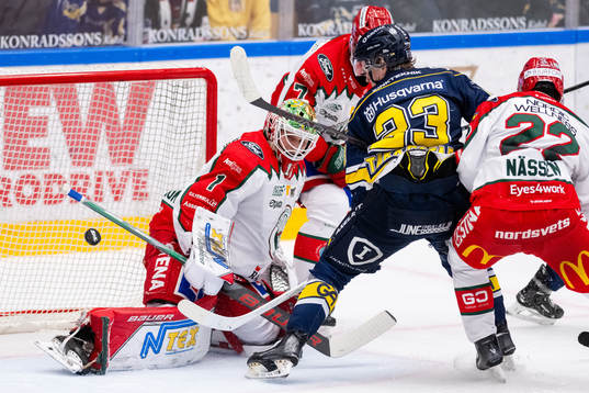 HV71s Åke Stakkestad gör 2-2 bakom Frölundas målvakt