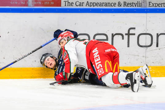 HV71s Oskar Stål-Lyrenäs och Frölundas Max Lindroth