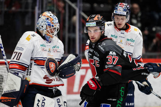 Örebros Glenn Gustafsson och Växjös målvakt Adam Åhman