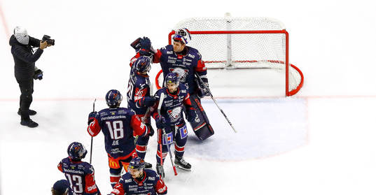 Linköpings spelare tackar målvakt Jesper Myrenberg medan