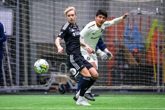 Rosenborgs Emil Holden och AIKs Luis Carlos Sandoval