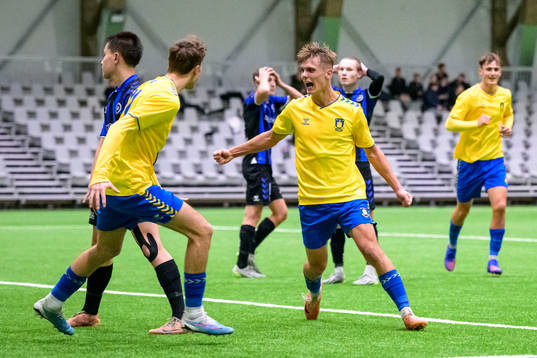 Bröndbys Lukas Larsen jublar