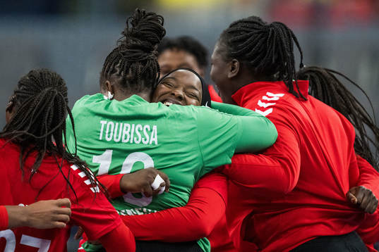 Goalkeeper Justicia Toubissa Elbeco and Doungou Camara of