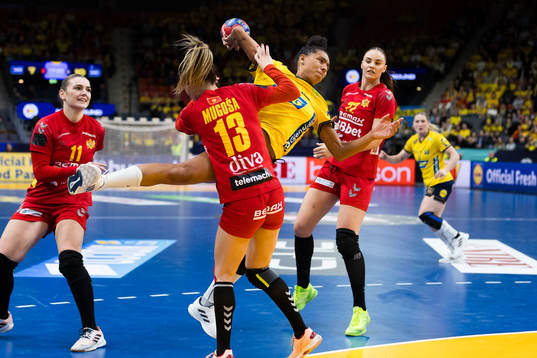 Dijana Mugosa of Montenegro and Jamina Roberts of Sweden