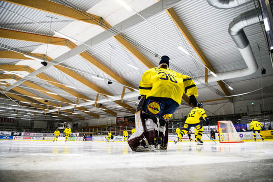 Sveriges målvakt Emma Söderberg gör entré