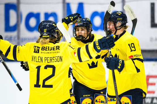 Sveriges Hanna Thuvik jublar med lagkamrater