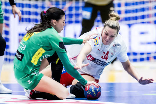 Rikke Iversen of Denmark and Itana Grbic of Montenegro